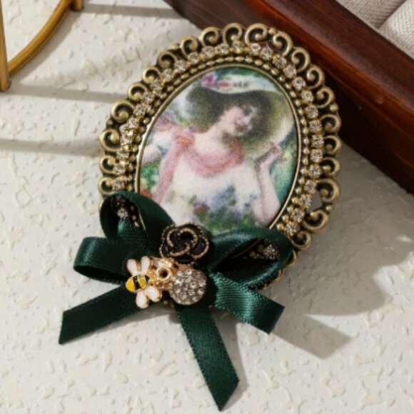 BOUTIQUE HIPPEE HARVEST Jewelry - BOUTIQUE VINTAGE DESIGN CAMEO WITH CHARMS